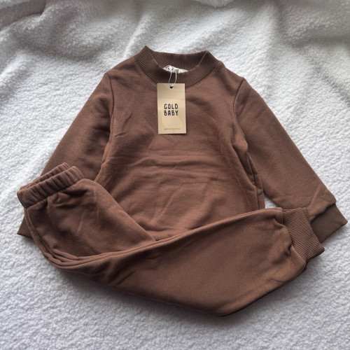 Детский костюм коричневого цвета 98 размер