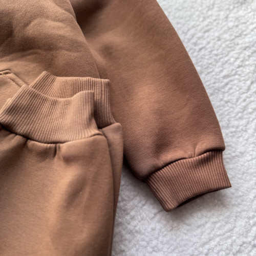 Утепленный детский костюм с капюшоном коричневого цвета 116 размер